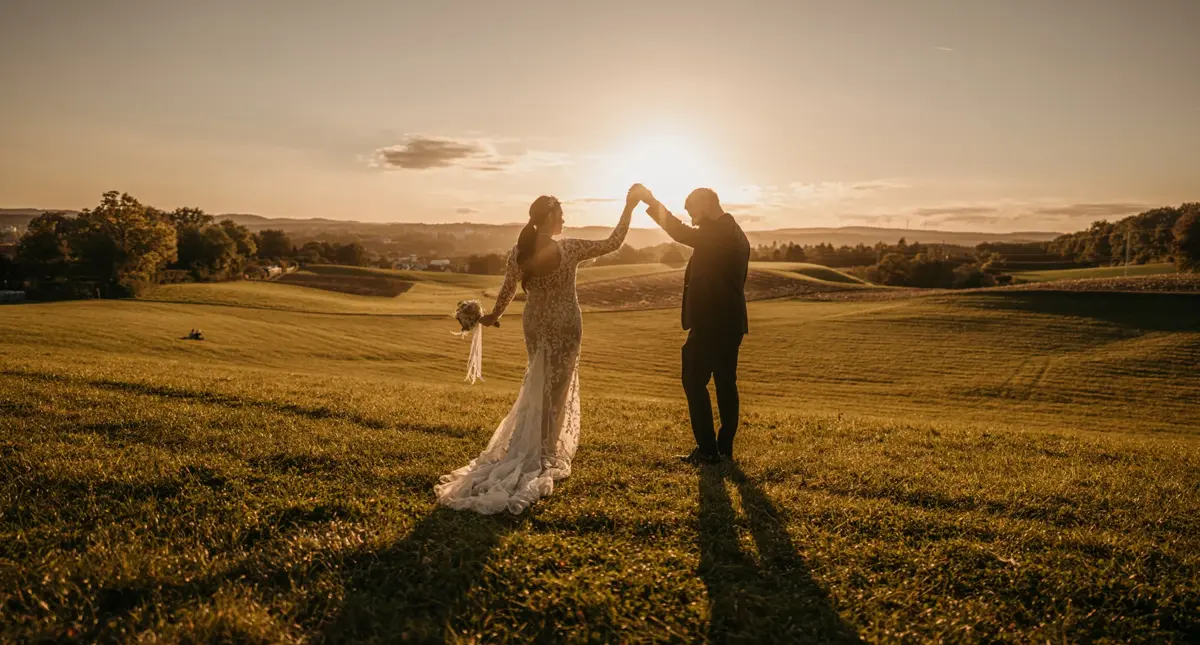 Ein Hochzeitspaar tanzt im goldenen Abendlicht – fotografiert von Artvel Weddings